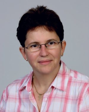 Dr. Máté Ágnes absztrakt foto